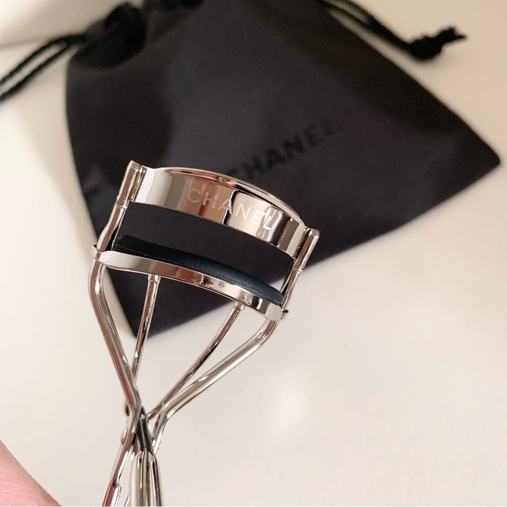 Hold NWOT Chanel eyelash curler with drawstring dust pouch - Picture 7 of 16